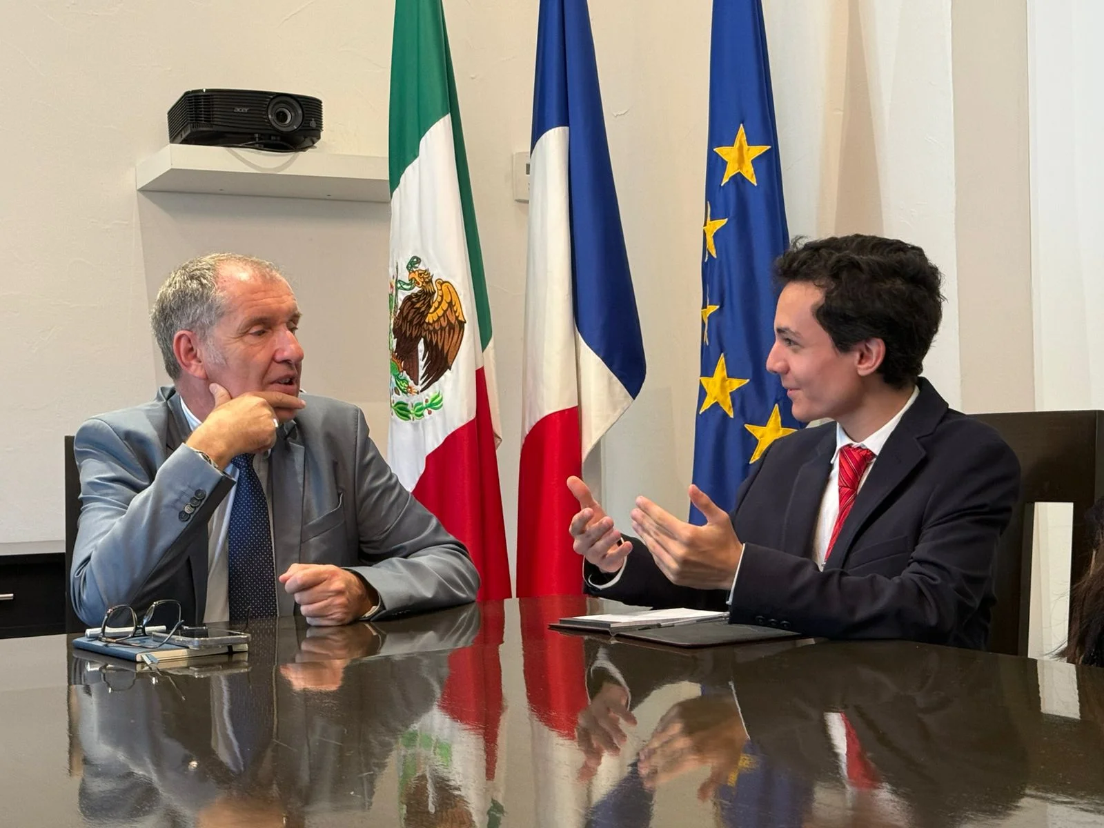 Estudiante de la Facultad Libre de Derecho de Monterrey conversa con el Cónsul de Francia durante una actividad académica.