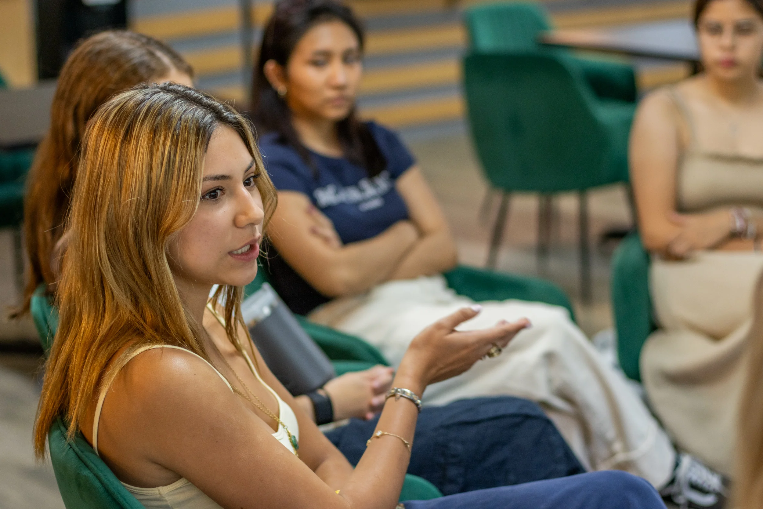 Estudiante participa en una discusión académica junto a sus compañeras en un aula de la Facultad Libre de Derecho de Monterrey.