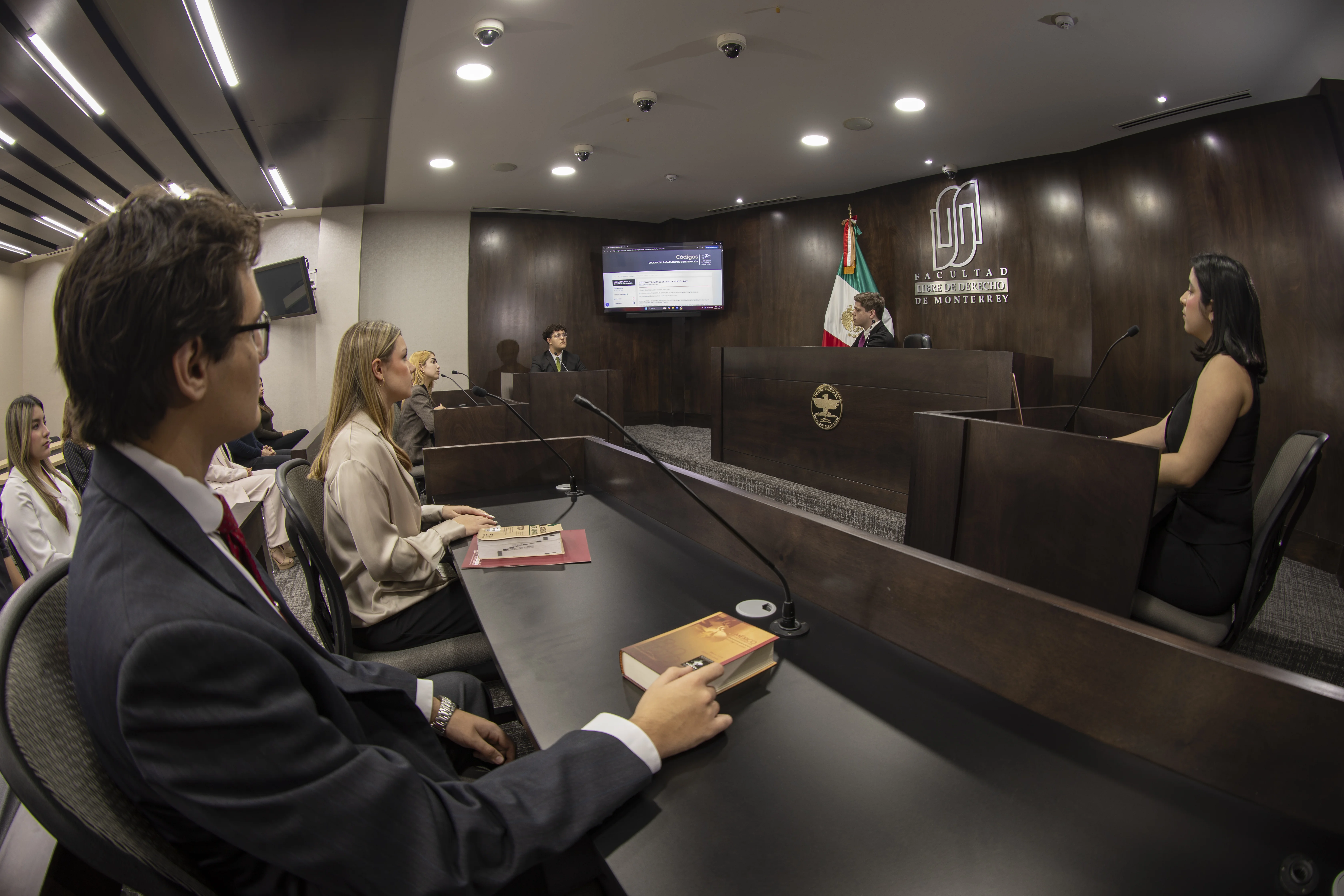 Estudiantes de la FLDM participan en un simulacro de juicio oral en la sala de practicas de la facultad